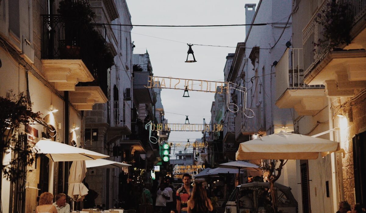 Ulica Roma i słynny napis Volare, Polignano a Mare, Apulia