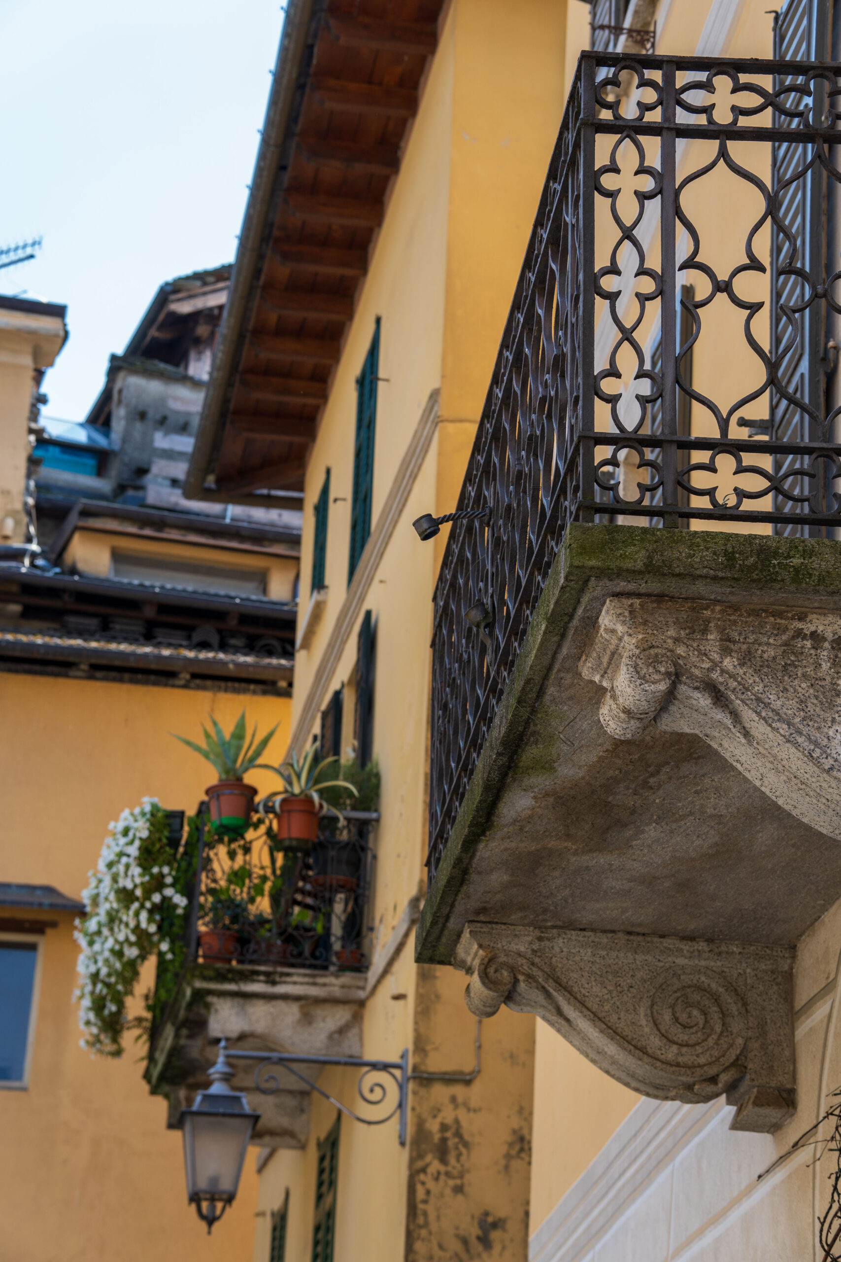 Orta San Giulio, ozdobny balkon w centrum miasteczka
