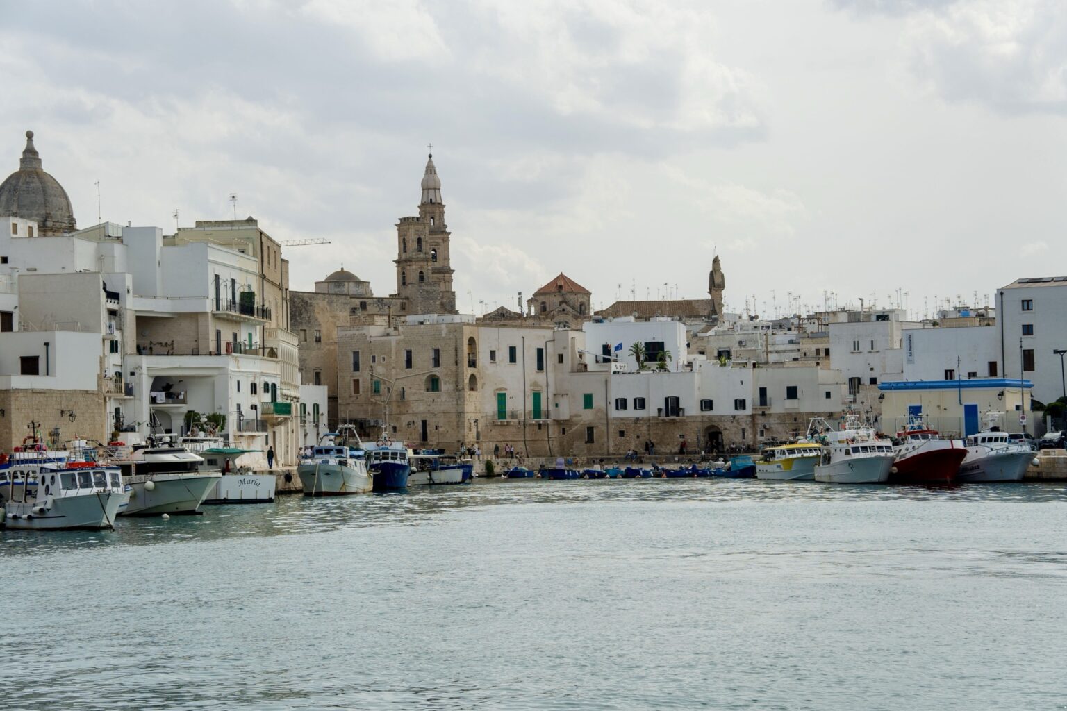 Widok z promenady na stare miasto w Monopoli i port