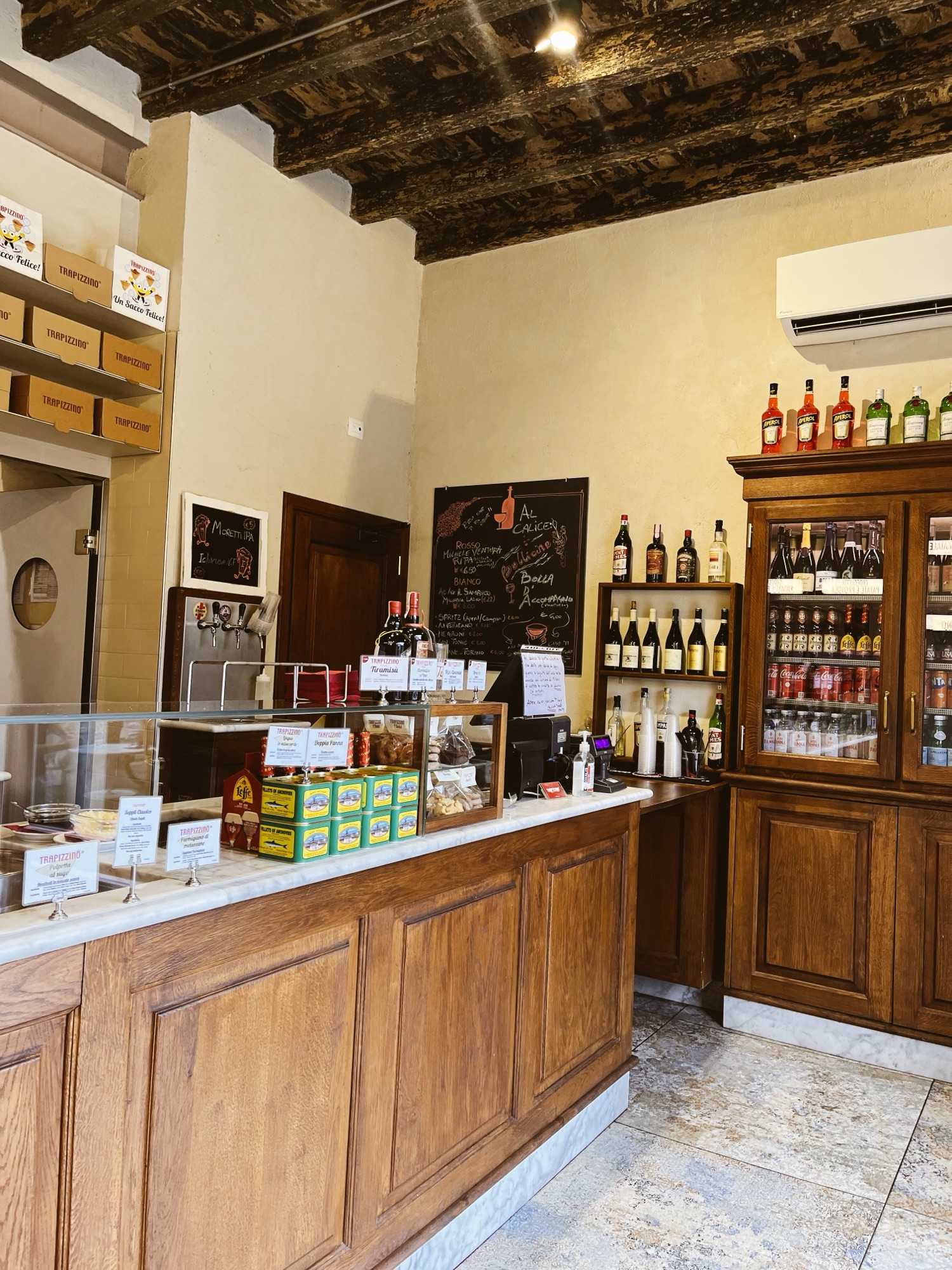 Wnętrze lokalu Trapizzino Milano Naviglii, Ripa di Porta Ticinese, Milano