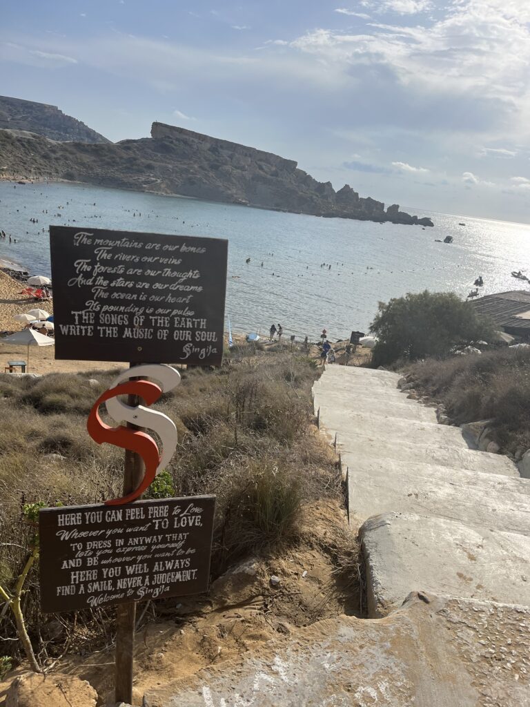 Zejście na plażę Golden Bay Beach, Malta