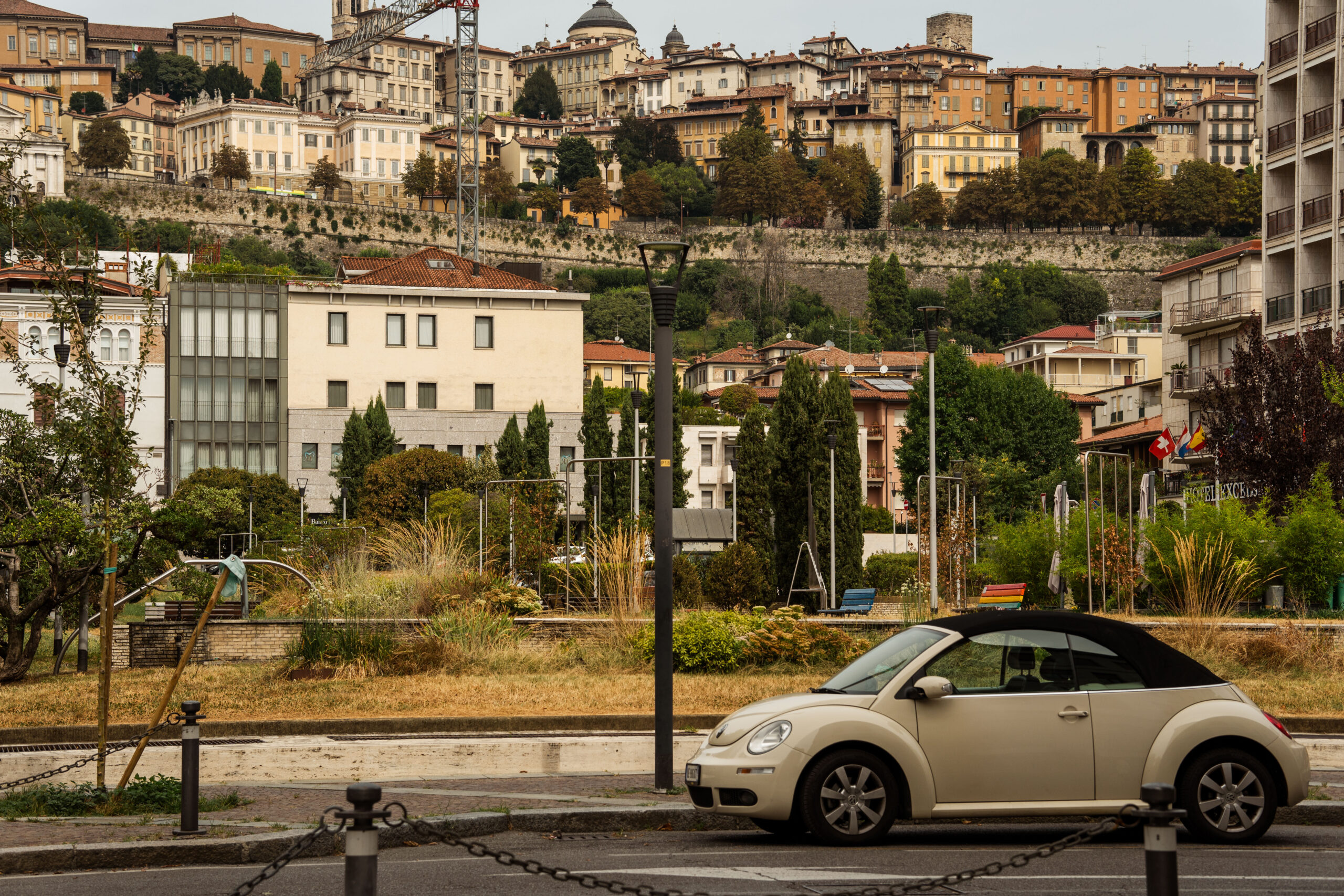 Okolica Bergamo Città Bassa - tutaj w drodze do Città Alta (https://travelandeatpasta.com)
