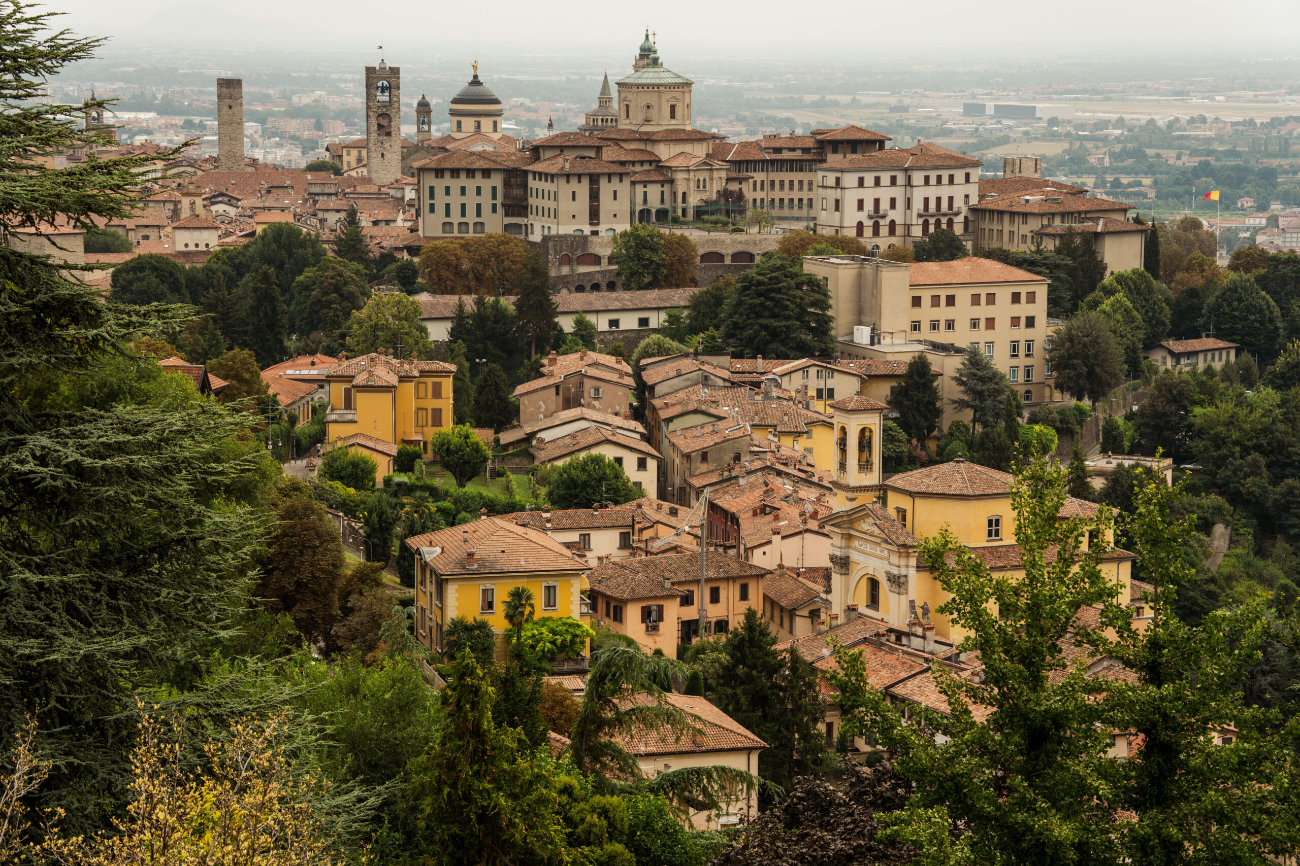 Panorama Bergamo, którą można podziwiać idąc ulicą Via San Vigilio - w stronę wzgórza górującego nad miastem o tej samej nazwie