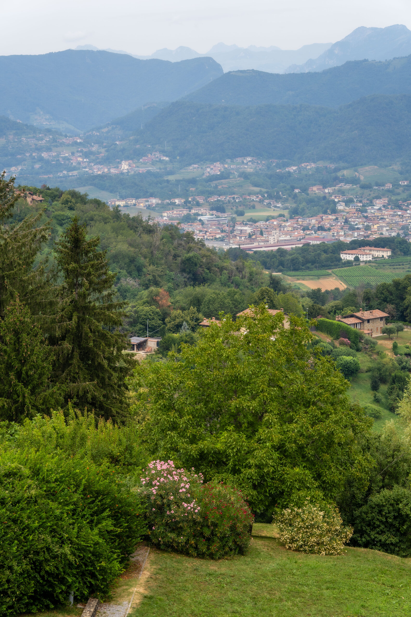 Przepiękna panorama na okolicę Bergamo i góry, Via San Vigilio, Bergamo Città Alta