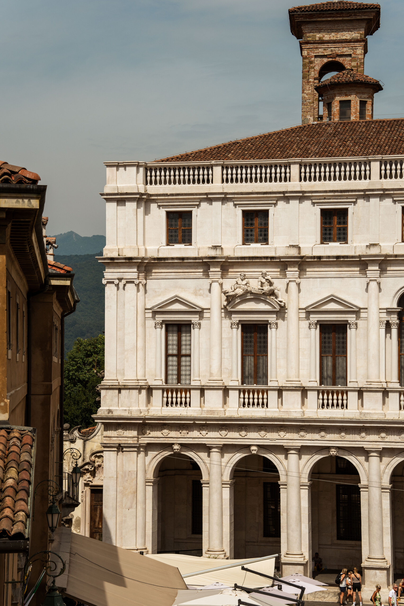 Piękna architektura na Piazza Vecchia w Bergamo