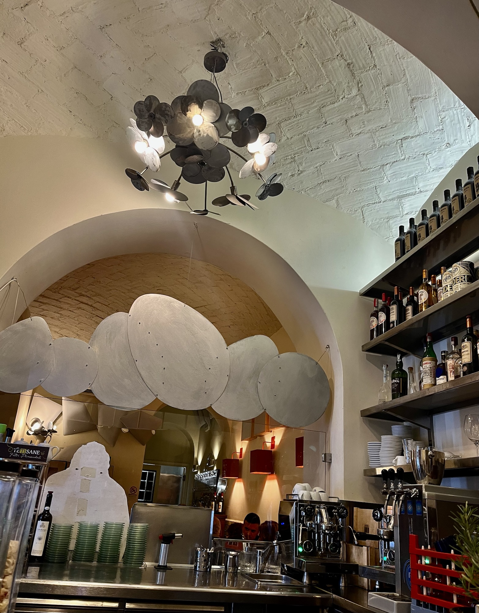 Nowoczesne wnętrze restauracji Eggs w Rzymie