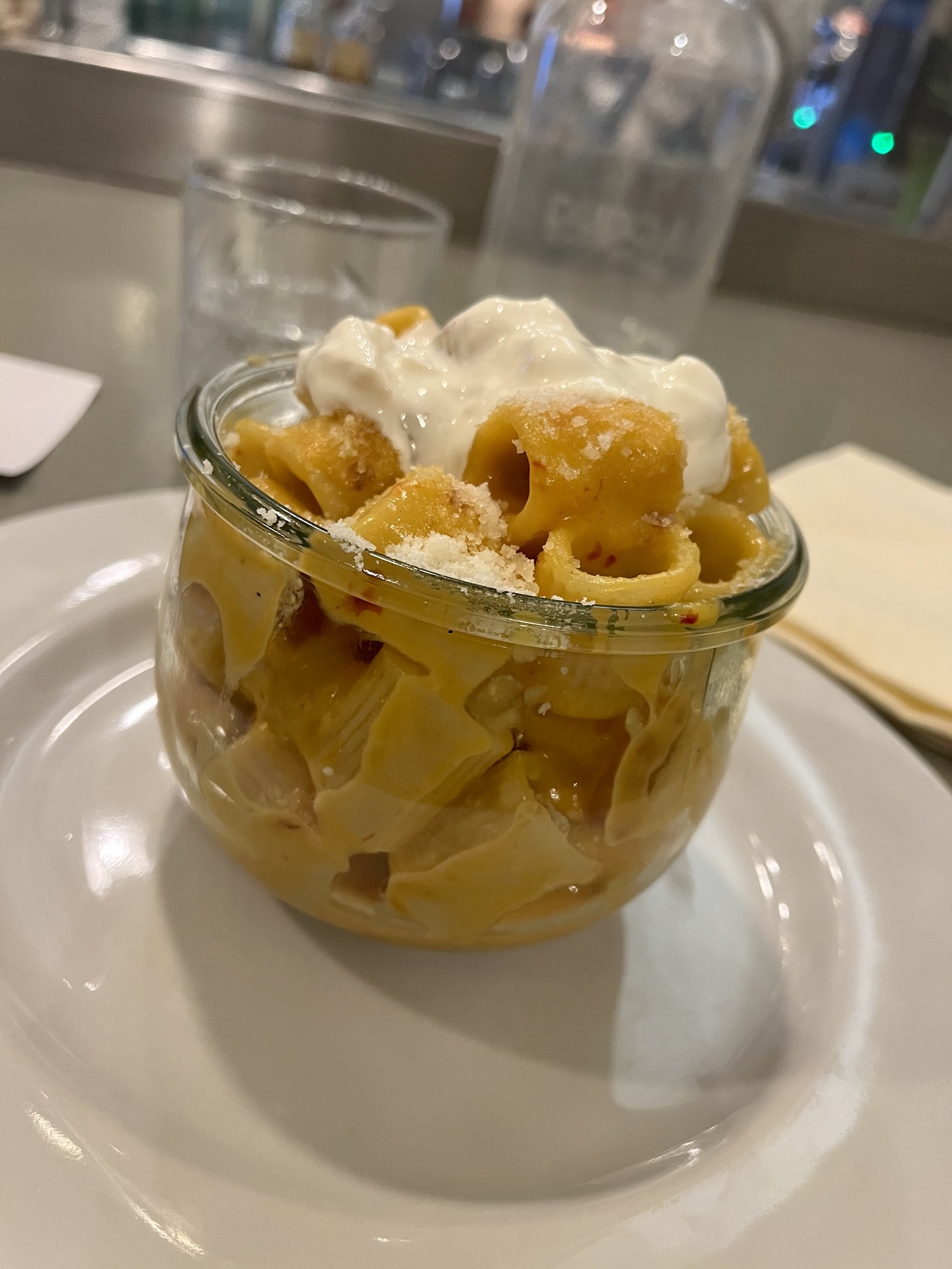 Carbonara w nieco nowoczesnym wydaniu, restauracja Eggs w Rzymie