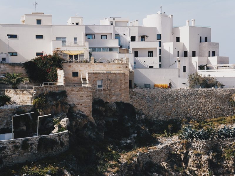 Charakterystyczna biała zabudowa w Polignano a Mare