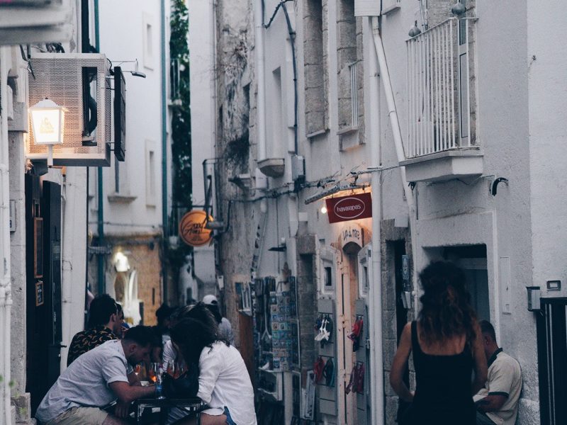 Romantyczna uliczka w Polignano a Mare, Apulia